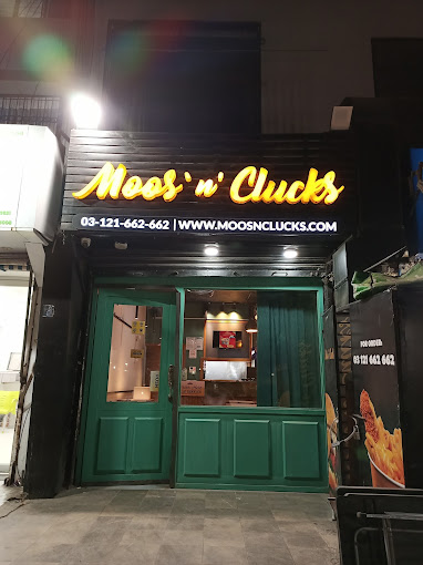 Moos ‘n’ Clucks